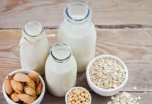 Heb je minder calcium nodig als vegan? Melkflessen met schaaltje noten en havemout